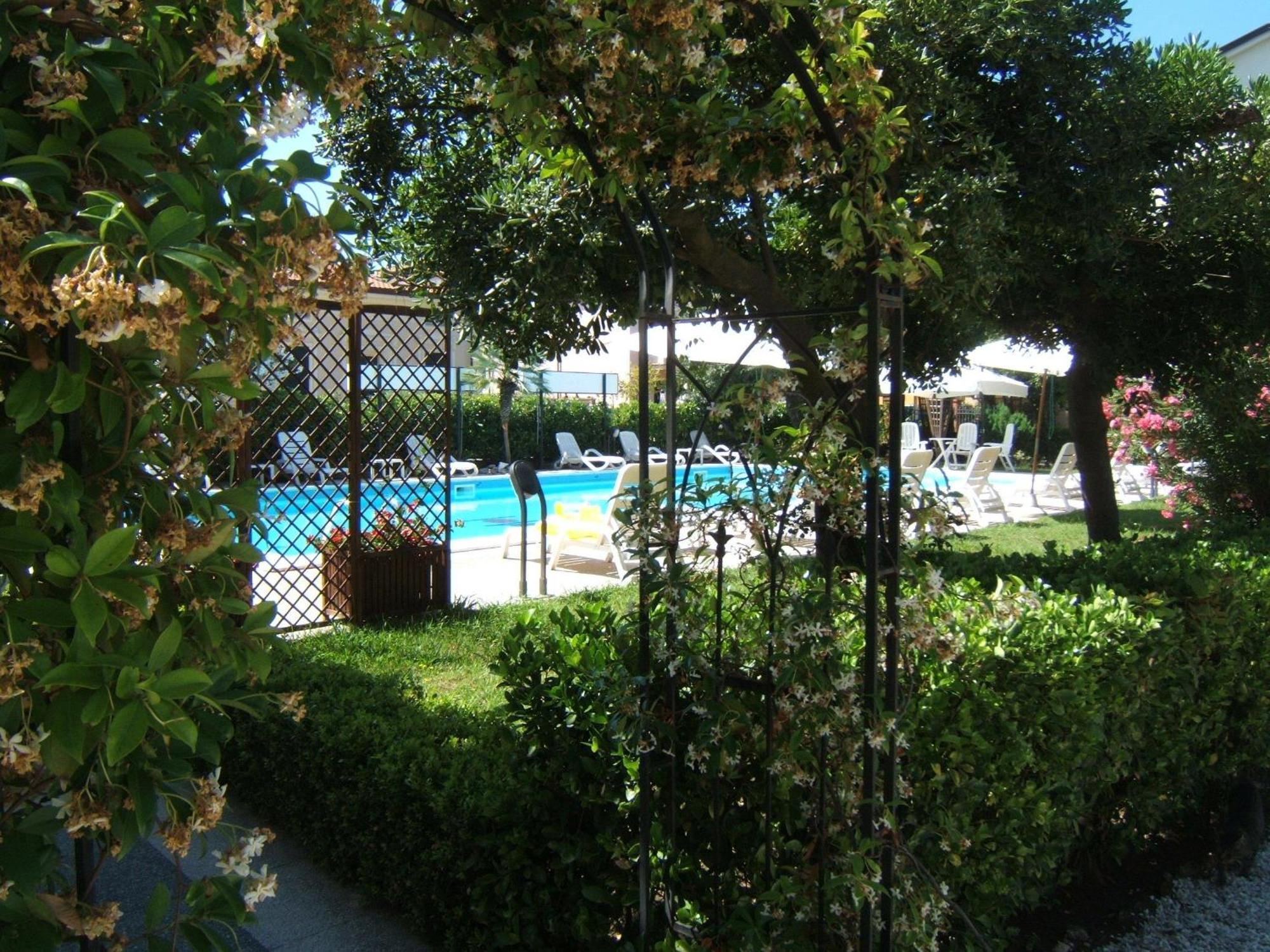 Hotel Apuana Marina di Pietrasanta Exterior photo