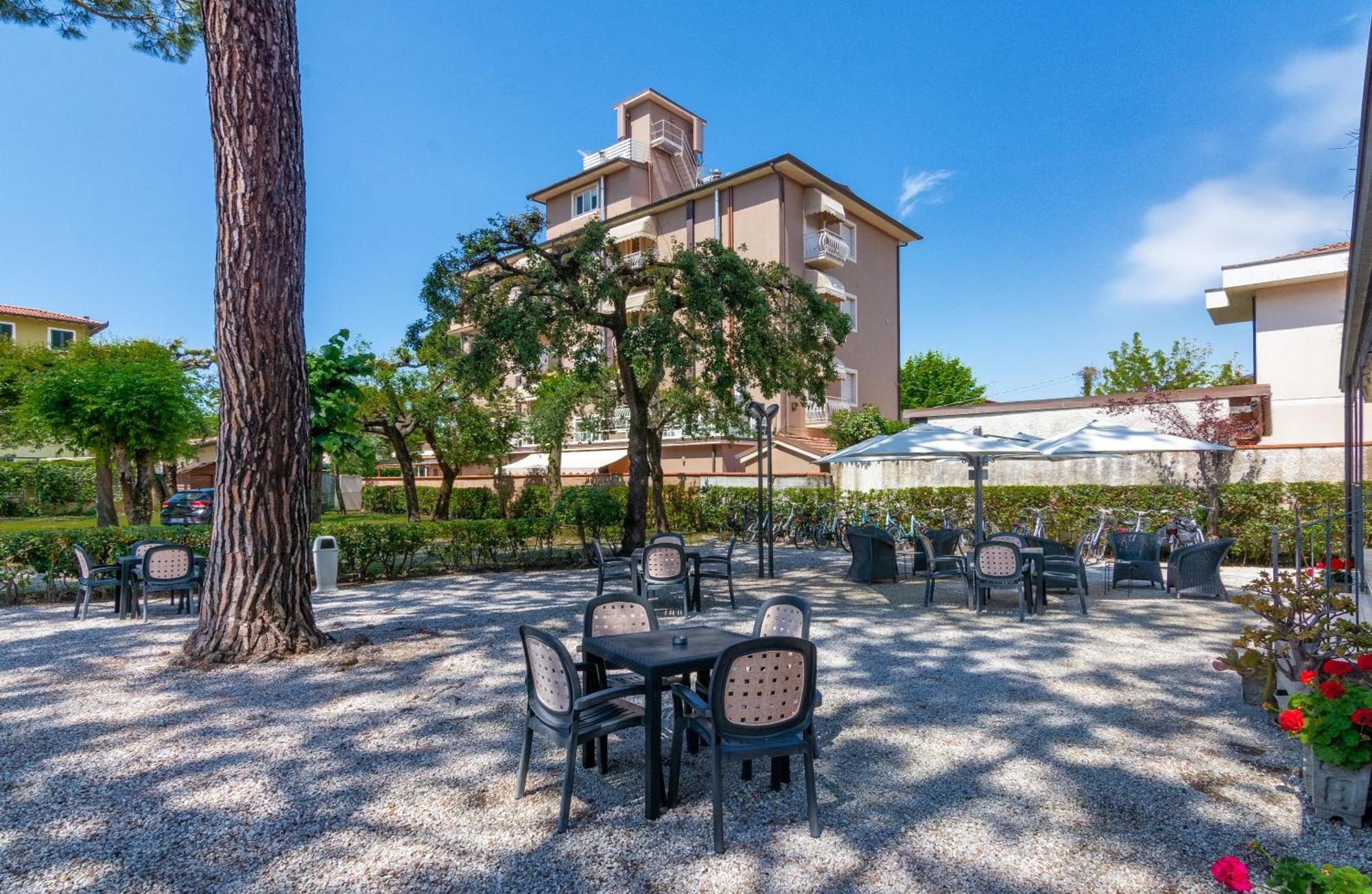 Hotel Apuana Marina di Pietrasanta Exterior photo